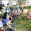 Viele Familien mit Kindern äußern bei der Spielplatzwerkstatt am Thurgauer Platz ihre Wünsche. Im Bild spricht Daniela Soares (hiinten ...