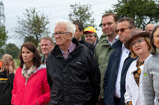 Ernste Gesichter löst die Borkenkäferkrise im Landkreis Waldshut aus. Ministerpräsident Winfried Kretschmann machte sich ein Bild von ...