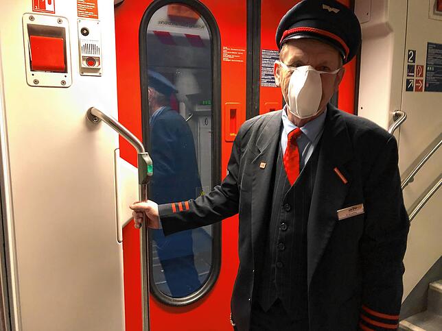 Diese Masken hat Kusche griffbereit in seiner Tasche.
