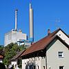 In direkter Nachbarschaft: der Ortsteil Alb (im Bild die Albuferstraße) und das Kraftwerk der ehemaligen Papierfabrik.