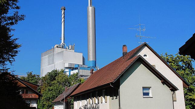 In direkter Nachbarschaft: der Ortsteil Alb (im Bild die Albuferstraße) und das Kraftwerk der ehemaligen Papierfabrik.