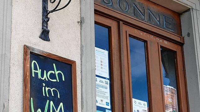 Foto: Stefan Limberger-AndrisDie einladende Frage &bdquo;Auch im WM-Fieber??&ldquo;, darf in Bonndorf mit Blick aufs Public Viewing ...