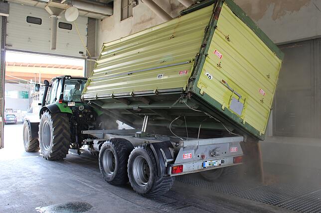 Bei der ZG Raiffeisen in der Donaueschinger Güterbahnhofstraße laden Landwirte ihr Getreide ab.