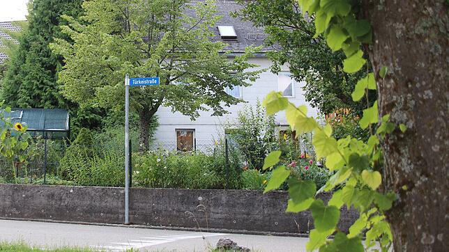 Die Einfahrt in die Türkeistraße, die das Gebiet auf der ehemaligen Sandreute durchzieht. Das heutige Wohngebiet war früher schlichtweg ...