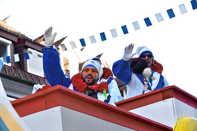 Bild 3: Fasnetmontag in Villingen: Bilder vom blau-weißen  Glonkiumzug