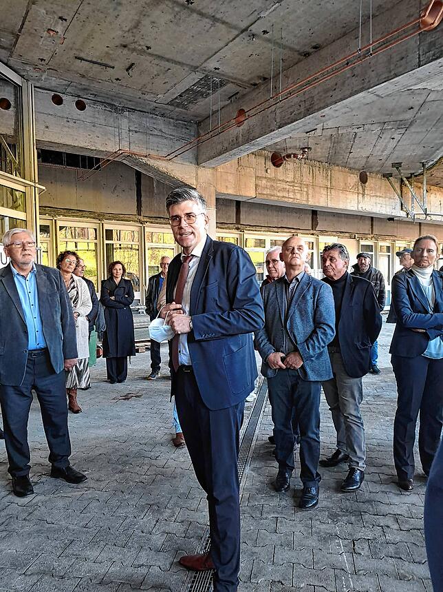 Landrat Martin Kistler lobt den Baufortschritt auf dem Campus