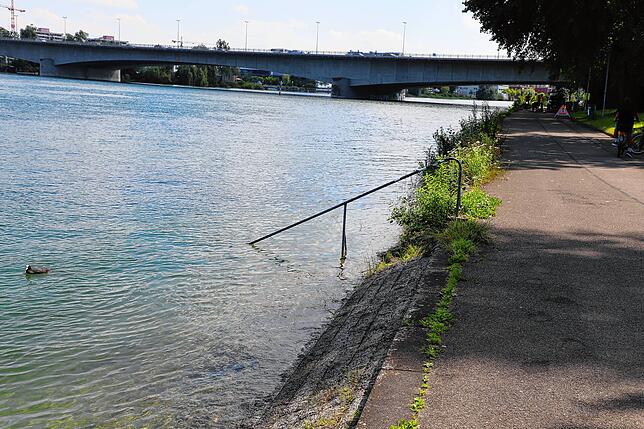 Bild 23: Der Pegel steigt wieder. Konstanzer bekommen am Seerhein nasse Füße