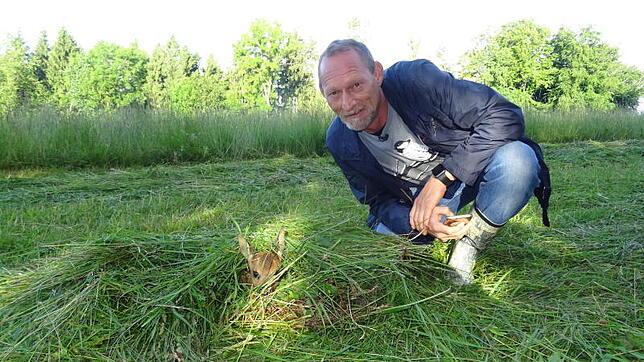 Andreas Hammer beim Einsatz für den Verein Rehrettung Hegau-Bodensee. Das erst wenige Tage alte Rehkitz ist gerettet – Dank ihm und ...