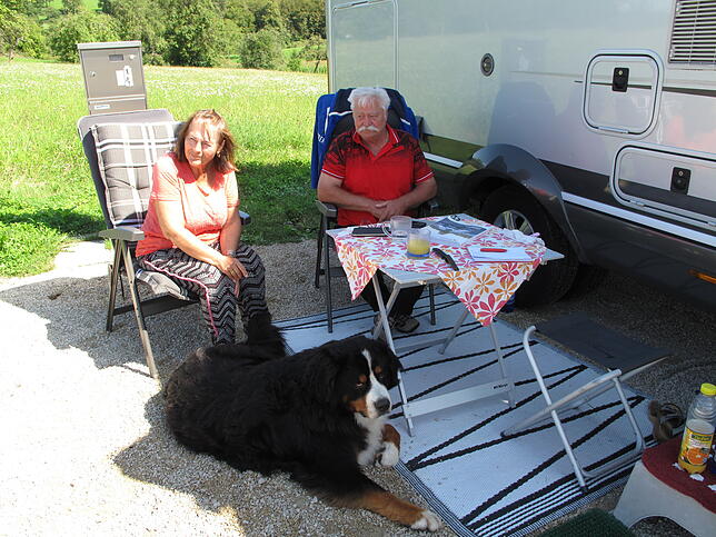 Das Ehepaar Zaun aus dem Rems-Murr-Kreis mit Berner Sennenhund DJ freut sich über das nahe Grün und den im Campingtarif enthaltenen ...
