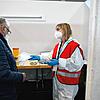 Ein Mann wird im Kreisimpfzentrum (KIZ) in der Messe Friedrichshafen vor der Impfung gegen das Coronavirus beraten. Wie Robert Schwarz, ...