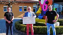 Roland Wehrle, Geschäftsführer der Nachsorgeklinik Tannheim, freut sich über den Scheck des Gaszugs Randen in Höhe von 1000 Euro. Mit ...