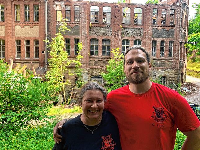 Für nur 501 Euro dürfen Isabella und Christopher Fuchs ein 13.000 Quadratmeter großes Gelände ihr Eigen nennen. Bis sie dort auch leben ...