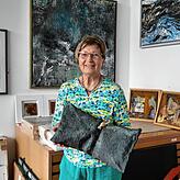 Annemarie Rudolph zeigt in ihrem Atelier die verschiedenen Schaffensphasen. Im Hintergrund hängt eine wichtige Arbeit von ihr, in der ...