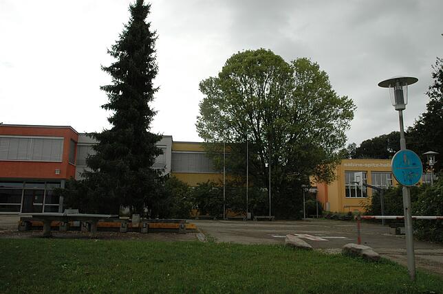 2019 ist die Schule Niederhof eine Grundschule, in der in acht Klassen die Grundschüler aus Niederhof, Oberhof und Hänner unterrichtet ...