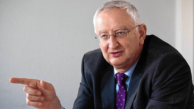 Peter Schneider, der Präsident des Sparkassenverbandes Baden-Württemberg, will einen Flächenbrand in der Südwest-Wirtschaft verhindern. ...