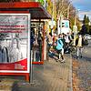 Schüler und Passanten an der Bushaltestelle Klinikum warten auf den Bus. Seit wenigen Minuten ist der Nachmittagsunterricht am ...