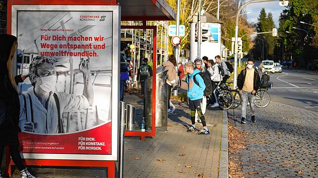 Schüler und Passanten an der Bushaltestelle Klinikum warten auf den Bus. Seit wenigen Minuten ist der Nachmittagsunterricht am ...