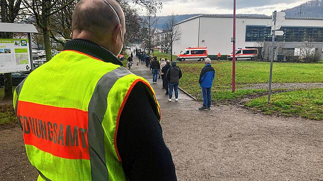 Mitarbeiter des Gemeindevollzugsdienstes (Bild), der Stadtpolizei und der Landespolizei kontrollieren rund um die Stadthalle Tiengen ...