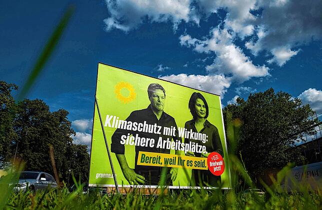 Großformatige Wahlwerbung für Klimaschutz mit Habeck und Baerbock.