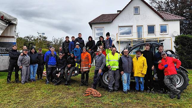 Die Helfer, die bei den Aufbauarbeiten Regen und kühlen Temperaturen trotzten, freuen sich schon auf das Erntedankfest und hoffen auf ...