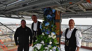 Über den Dächern von Paris: Projektleiter Patrick Jouenne (von links), Andreas Beck und Georg Göppel begutachten die Arbeiten am ...