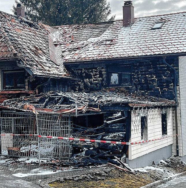 Das Gebäude nach dem Brand: Augenscheinlich ist es nicht mehr bewohnbar.