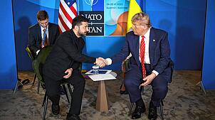 US-Präsident Donald Trump (r) schüttelt die Hand des ukrainischen Präsidenten Wolodymyr Selenskyj während ihres Treffens am Rande des ...
