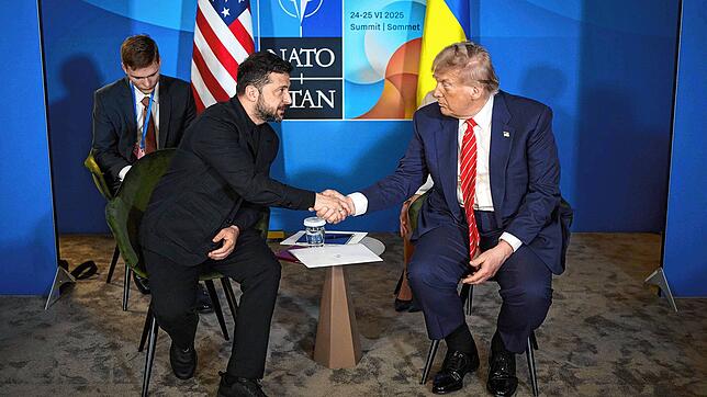 US-Präsident Donald Trump (r) schüttelt die Hand des ukrainischen Präsidenten Wolodymyr Selenskyj während ihres Treffens am Rande des ...