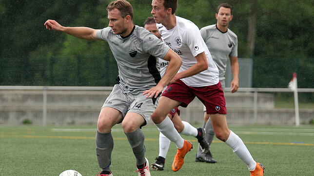 Der FC Hochemmingen (weiß-rot) gewann zwar das Bezirksliga-Duell gegen den FC Pfaffenweiler (grau) klar mit 3:0, musste sich beim ...