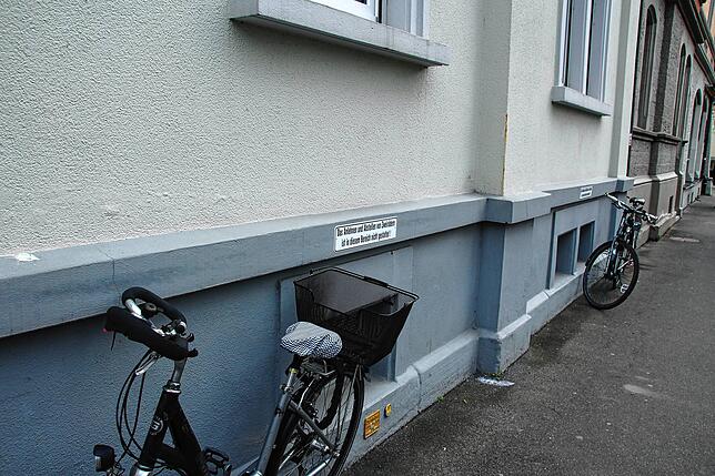Vor jedem Schild ein Fahrrad.