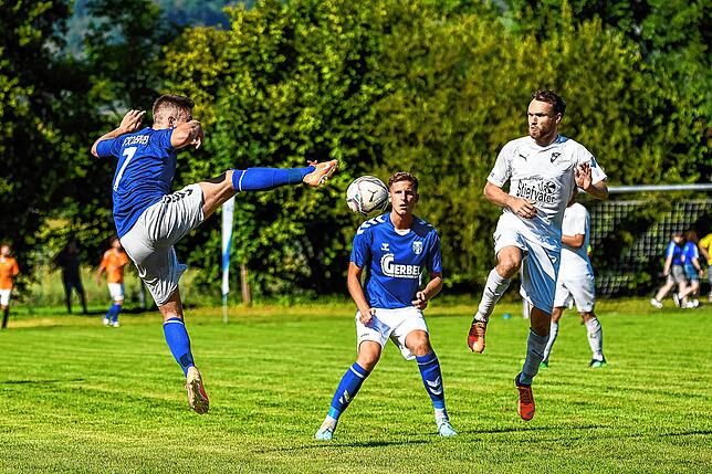Losgelöst: Jonas Lösle (links) überzeugte mit Aufsteiger SF Schliengen beim Landesliga-Absteiger FC Wittlingen trotz der 1:3-Niederlage. ...