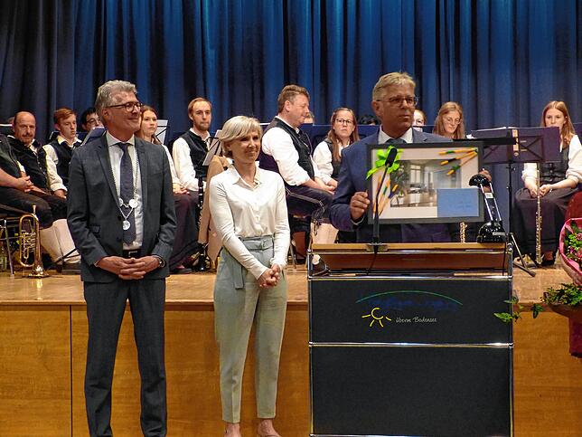 Bürgermeisterstellvertreter Michael Moser (rechts) überreichte an Frank und Carmen Amann (von links) das Foto des Schreibtisches aus dem ...