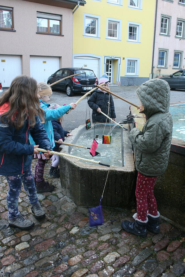 Auch einige Kinder beteiligten sich an dem Brauchtum.