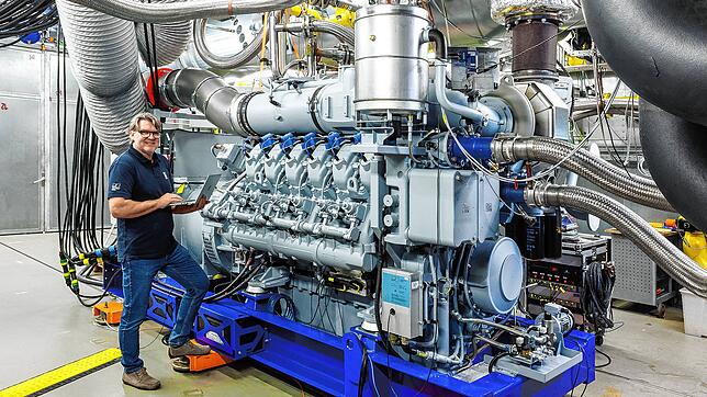 Ein Mitarbeiter von Rolls-Royce Power Systems neben einem MTU-Motor der Baureihe 4000. Noch mehr Motoren dieser Baureihe sollen in ...