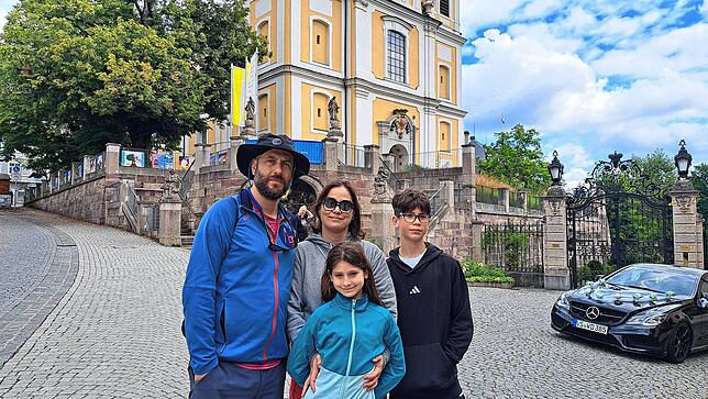 Marc Corominas, seine Frau Susana und seine Kinder Txell und Biel (von links nach rechts) vor der Stadtkirche St. Johann in ...