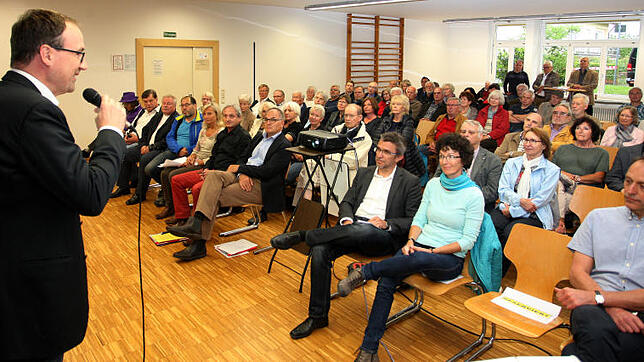 Rund 80 interessierte Litzelstetter kamen zum Bürgergespräch mit Oberbürgermeister Uli Burchardt (links) in die Gymnastikhalle der ...