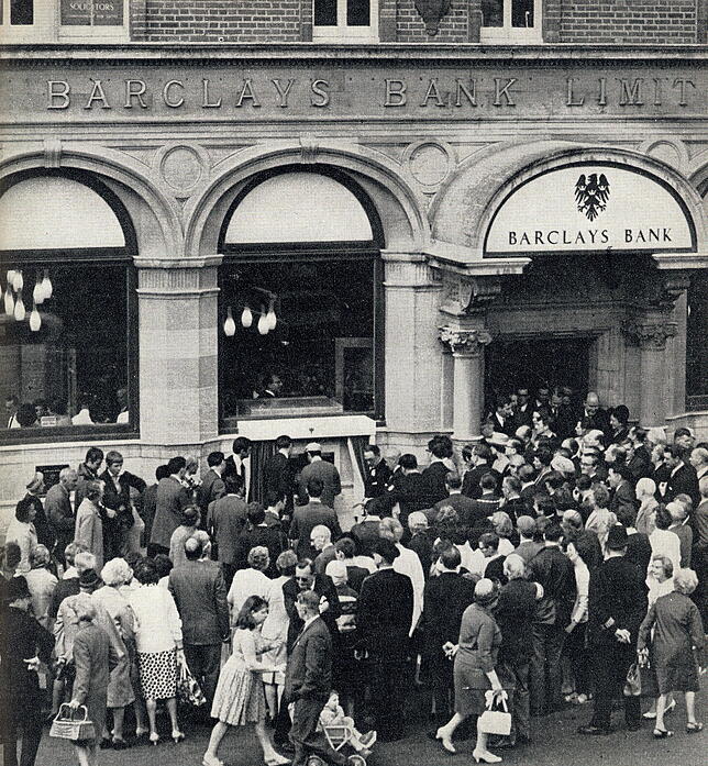 Enfield bei London 1967: Der Andrang bei der Vorstellung des ersten Geldautomaten in Großbritannien war groß.