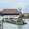 Ein Katamaran liegt im Hafen von Konstanz. Im Hintergrund ist das Konzil zu sehen.