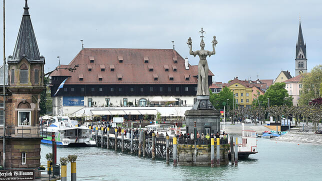 Ein Katamaran liegt im Hafen von Konstanz. Im Hintergrund ist das Konzil zu sehen.