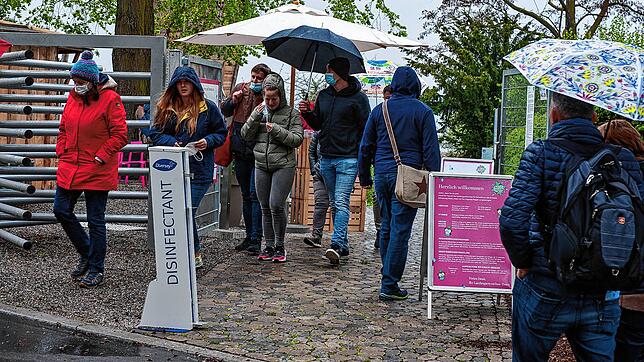 Regenschirme gehörten am Wochenende mit ins Gepäck: Sie kamen immer wieder zum Einsatz.