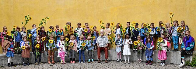 Die erste Klasse der Waldorfschule in Schwenningen mit Klassenlehrer Michael Menninger und Klassenhilfe Anna Genserich.