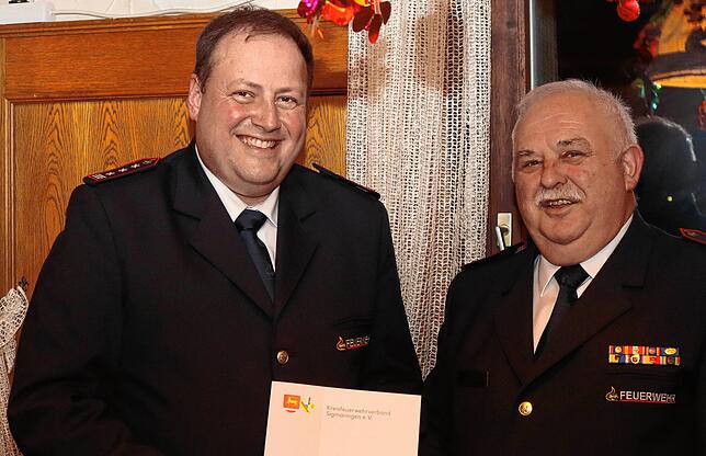 Der Vorsitzende des Kreisfeuerwehrverbandes Sigmaringen, Friedrich Sauter (rechts) ehrte den Kommandanten der Feuerwehr Schwenningen ...