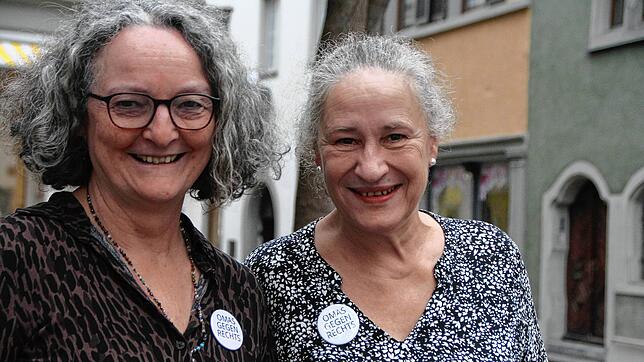 Britta Hering (links) und Christina Herbert-Fischer gehören zu den ersten Aktiven bei der neu gegründeten Konstanzer Gruppe von „Omas ...