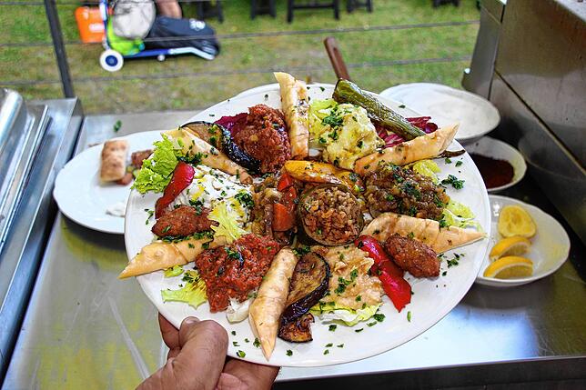 Den vegetarischen Mittelmeer-Teller für 19,50 Euro kann man sich gut zu zweit teilen.