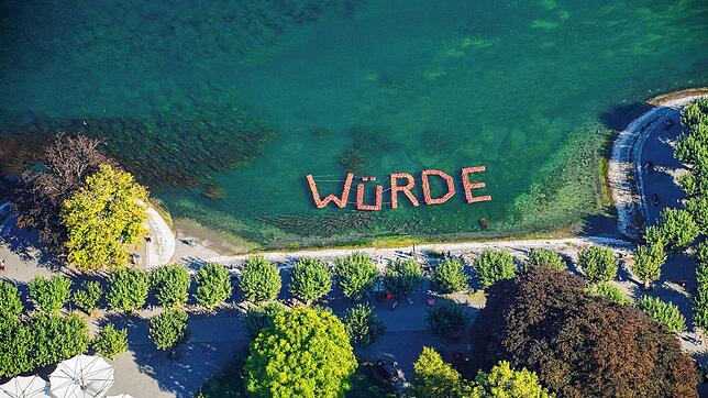 (Archivbild) Konstanzer Künstler um Bert Binnig haben mit dieser Installation aus Schwimmwesten auf dem Bodensee im Jahr 2021 daran ...