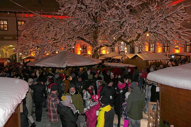 Die Schlossweihnacht vor winterlicher Kulisse.