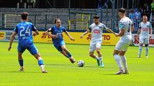 Ergi Alihoxha (am Ball) trägt auf weiterhin das FC 08-Trikot
