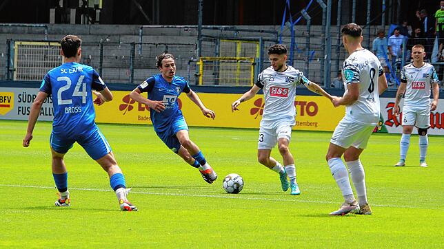 Ergi Alihoxha (am Ball) trägt auf weiterhin das FC 08-Trikot