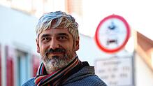 Patrick Ruetsch vor einem Verkehrsschild – „Anlieger frei“ – in Überlingen. Er ist Anlieger, trotzdem erhielt er einen Strafzettel. Das ...