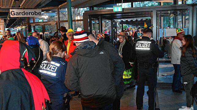 Zahlreiche Polizisten sorgten im vergangenen Jahr vor und bei dem Narrengericht rund um Gesundheitsminister Karl Lauterbach für ...